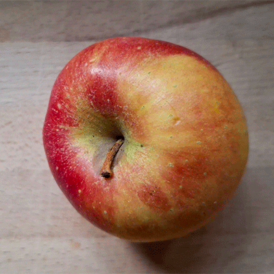 Ein rot-gelber Apfel