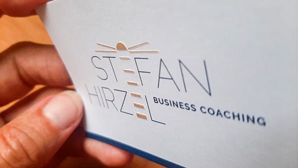 Visitenkarte mit Blindprägung und Farbauftrag