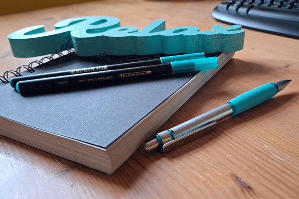 Ein aufgeräumter Schreibtisch für mehr Platz und Klarheit im Kopf