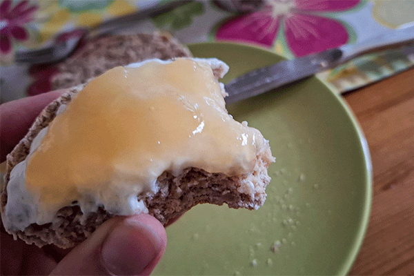 Frühstücksbrötchen mit Skyr und Konfitüre