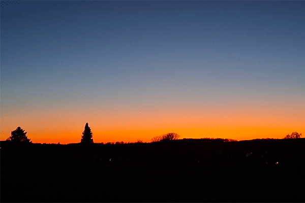 Sonnenuntergang mit klarem Himmel und Orange und Stahlblau