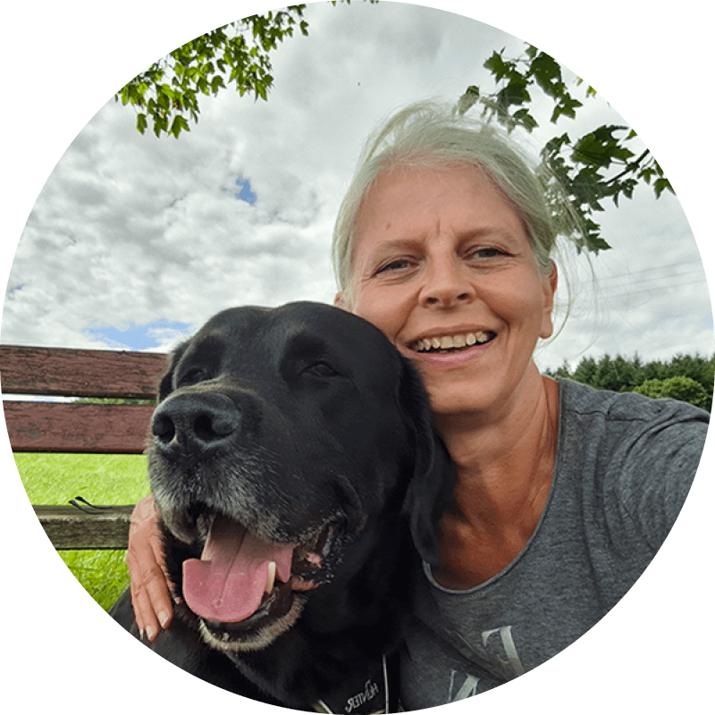 Grafikdesignerin Heidrun mit ihrem besten Mitarbeiter, Feelgood-Manager und Bürohund Remo