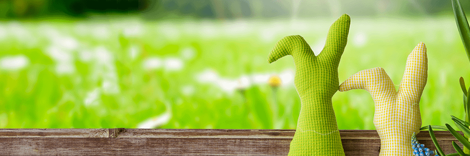Beitragsbild Monatsrückblick, Stoff-Osterhase blicken auf eine Wiese
